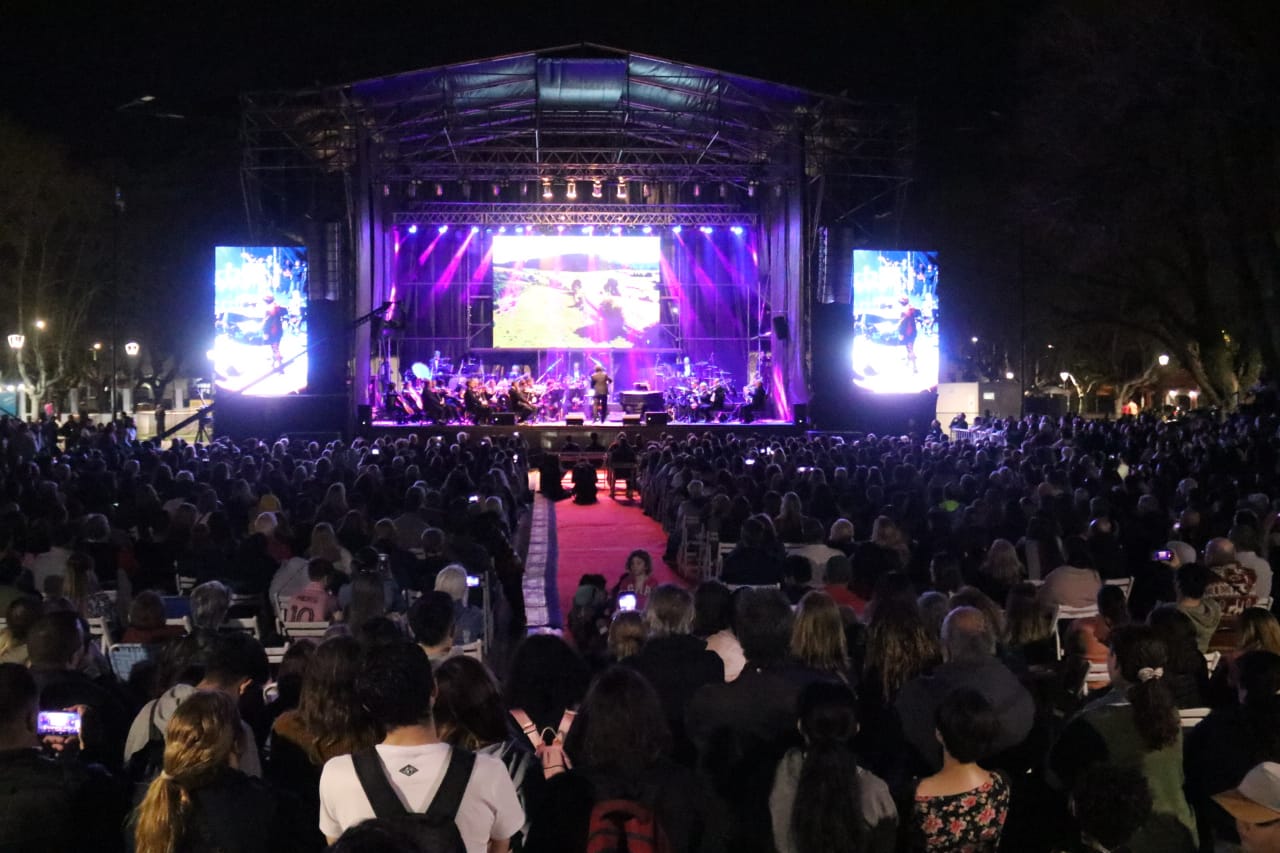 Ángel Mahler y la Orquesta B.A. Pops dieron un gran concierto en San Miguel por las Fiestas Patronales